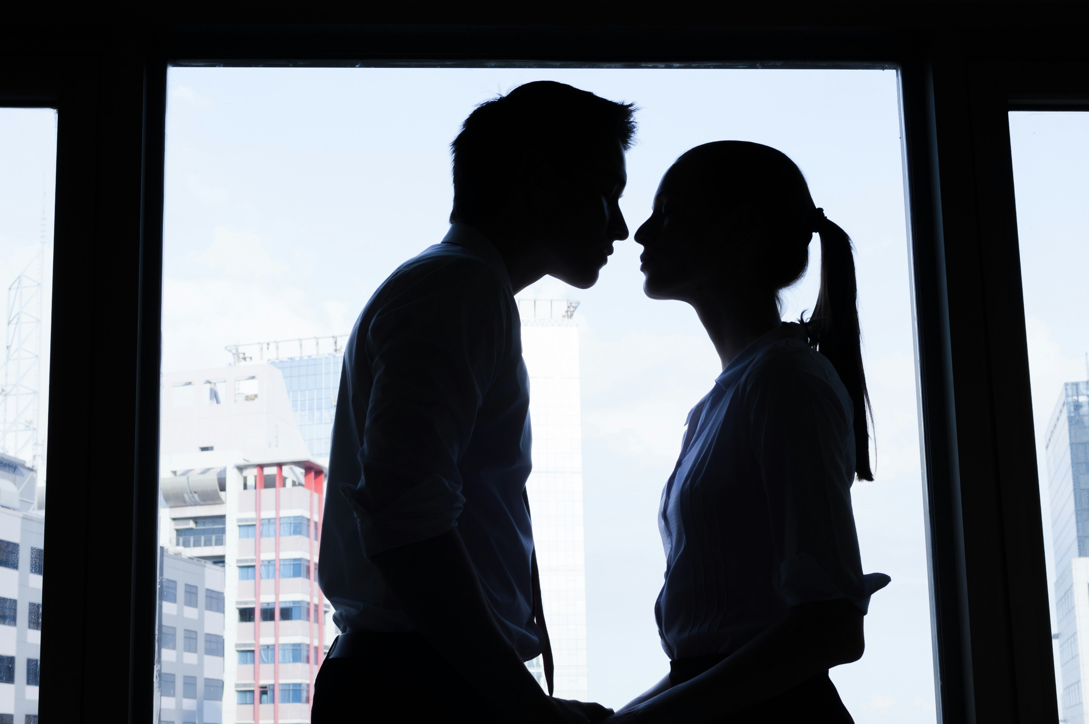 16歲少女與30歲男友交往1年多，他們甚至同居，其後意外懷孕。（示意圖／gettyimages）