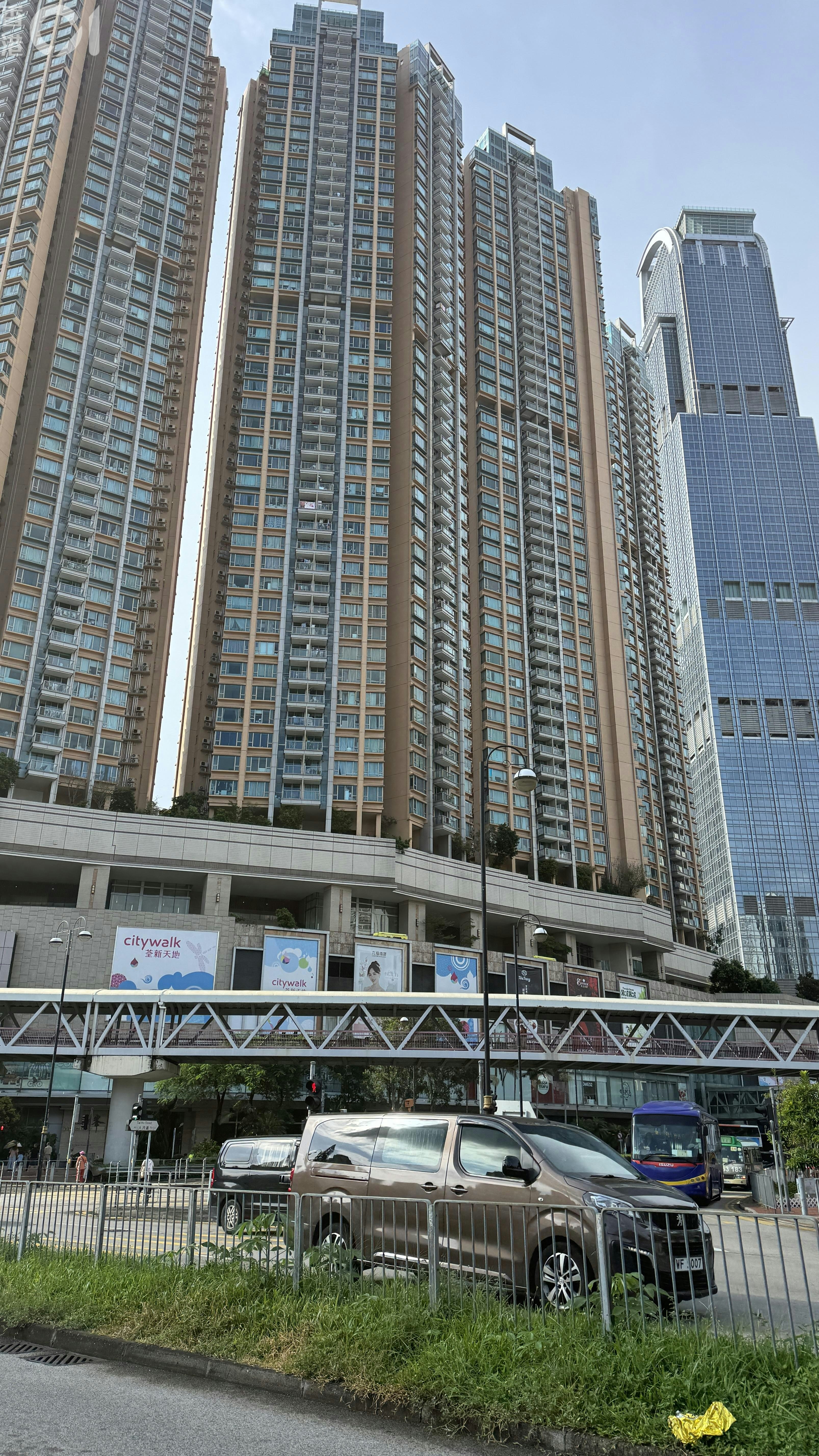 荃灣楊屋道1號萬景峰一名男子從單位墮下。（翁鈺輝攝）