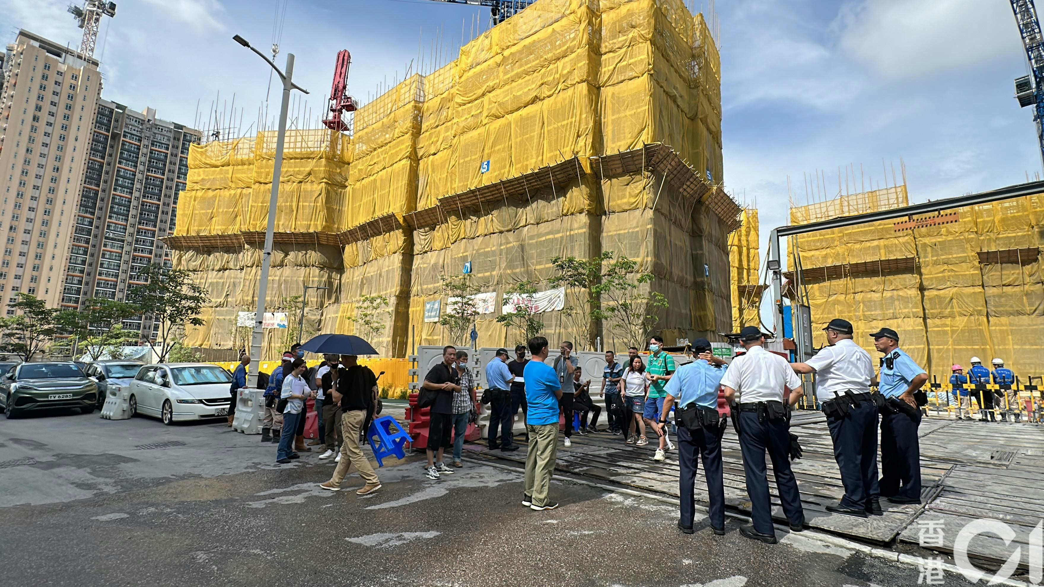 涉前年天秤倒塌3死意外的房協安達臣道地盤，約廿名釘板工人昨（13日）早突然被解僱，無法進入工場，工人代表稱涉400多萬欠薪。(馬耀文攝)