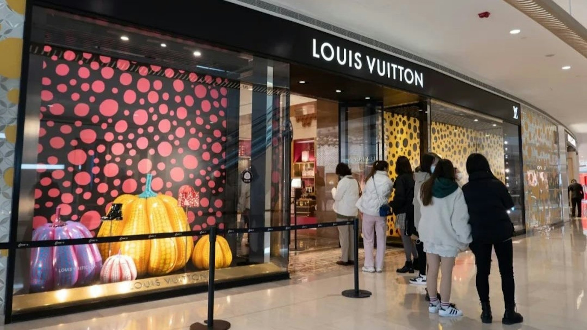 近日內地社交平台小紅書熱傳,重慶1名女富豪月前到星光68廣場購物,在名牌店LV(Louis Vuitton)挑選衣服時,不滿遭店員「翻白眼」,於是策劃「精心大報復」。(網上圖片)