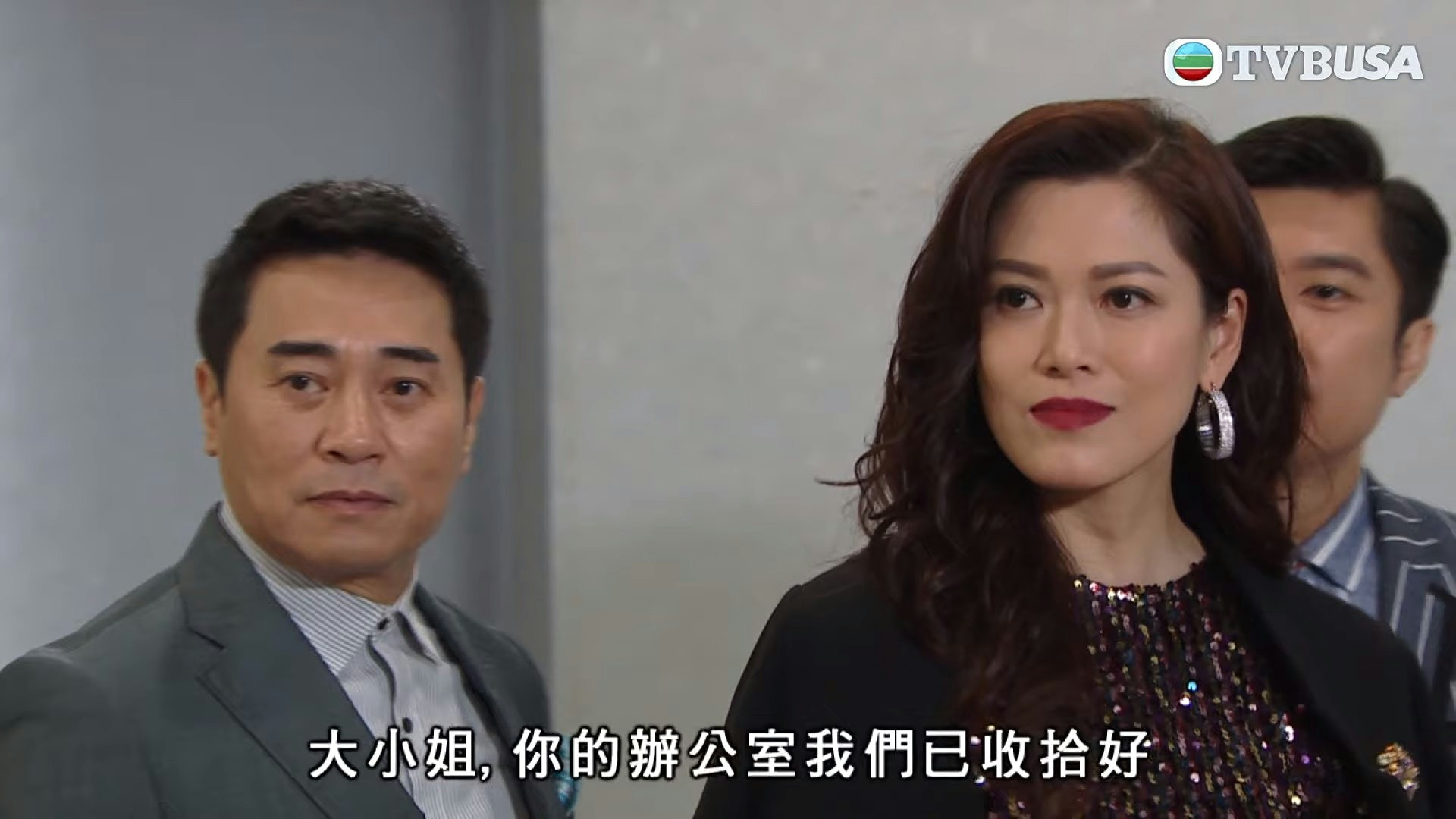 女富豪強調，她不是要求「顧客就是上帝」，惟店員應有專業熱情服務、相互尊重，而不是向顧客「翻白眼」。（《愛·回家之開心速遞》劇照））