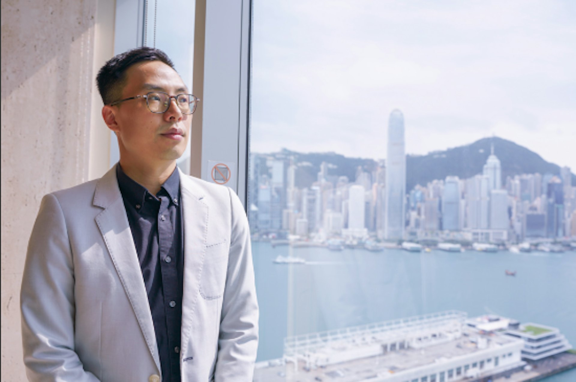 余偉龍表示,杜拜屬國際化城市,有多達200家國際學校,對不少想移居的家庭具備非常大的吸引力。(黃浩謙攝) 余偉龍表示,杜拜屬國際化城市,有多達200家國際學校,對不少想移居的家庭具備非常大的吸引力。(黃浩謙攝)