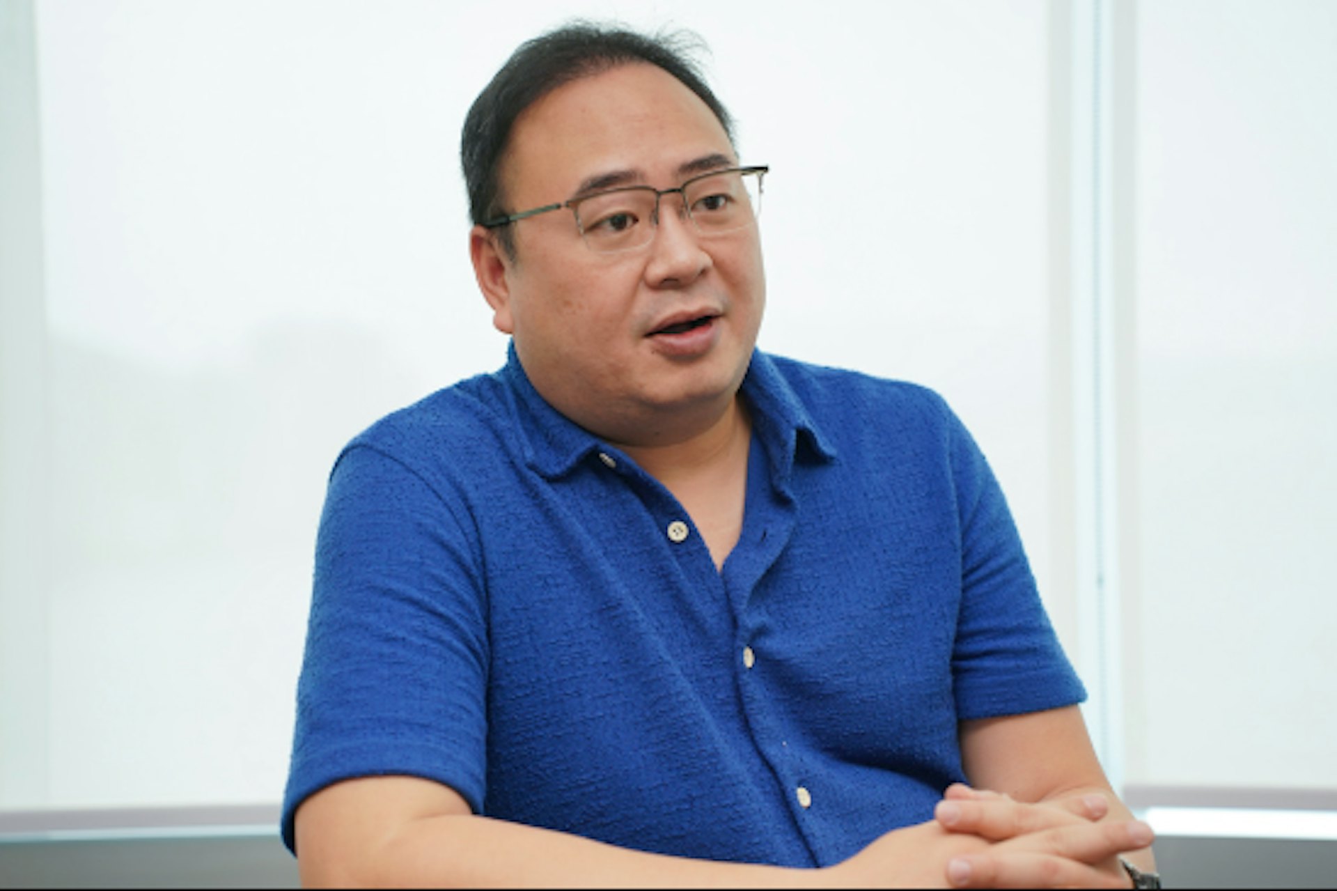 Paco 表示,近期內地客查詢杜拜黃金簽證移民有上升趨勢,現時每月平均收到80至100宗。(黃浩謙攝) Paco 表示,近期內地客查詢杜拜黃金簽證移民有上升趨勢,現時每月平均收到80至100宗。(黃浩謙攝)