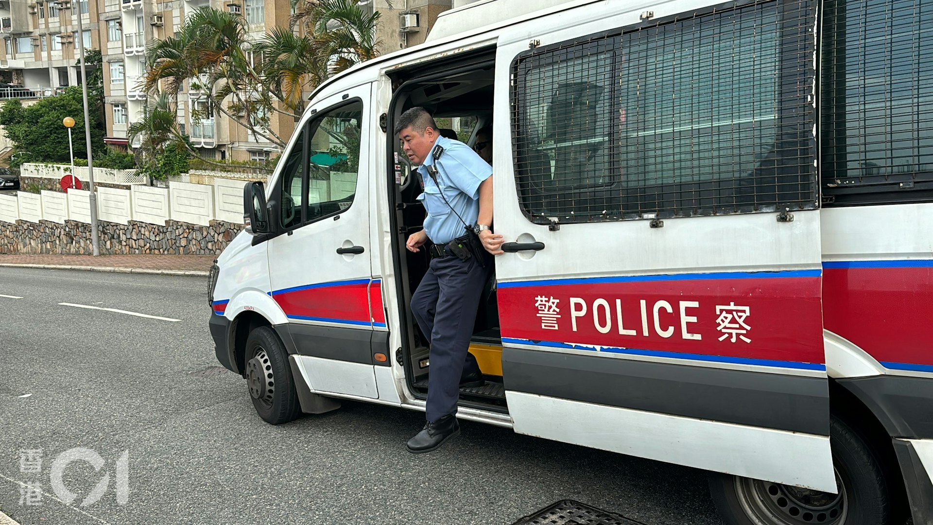 警員接報到場後展開調查,案件列「爆竊」處理。(黃偉民攝) 警員接報到場後展開調查,案件列「爆竊」處理。(黃偉民攝)
