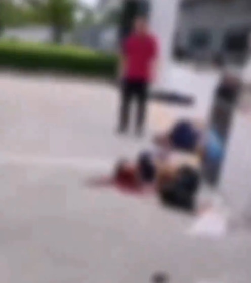中山市橫欄鎮一廚衛設備生產工廠內發生一宗小汽車碰撞行人案件，造成8人受傷。（影片截圖）