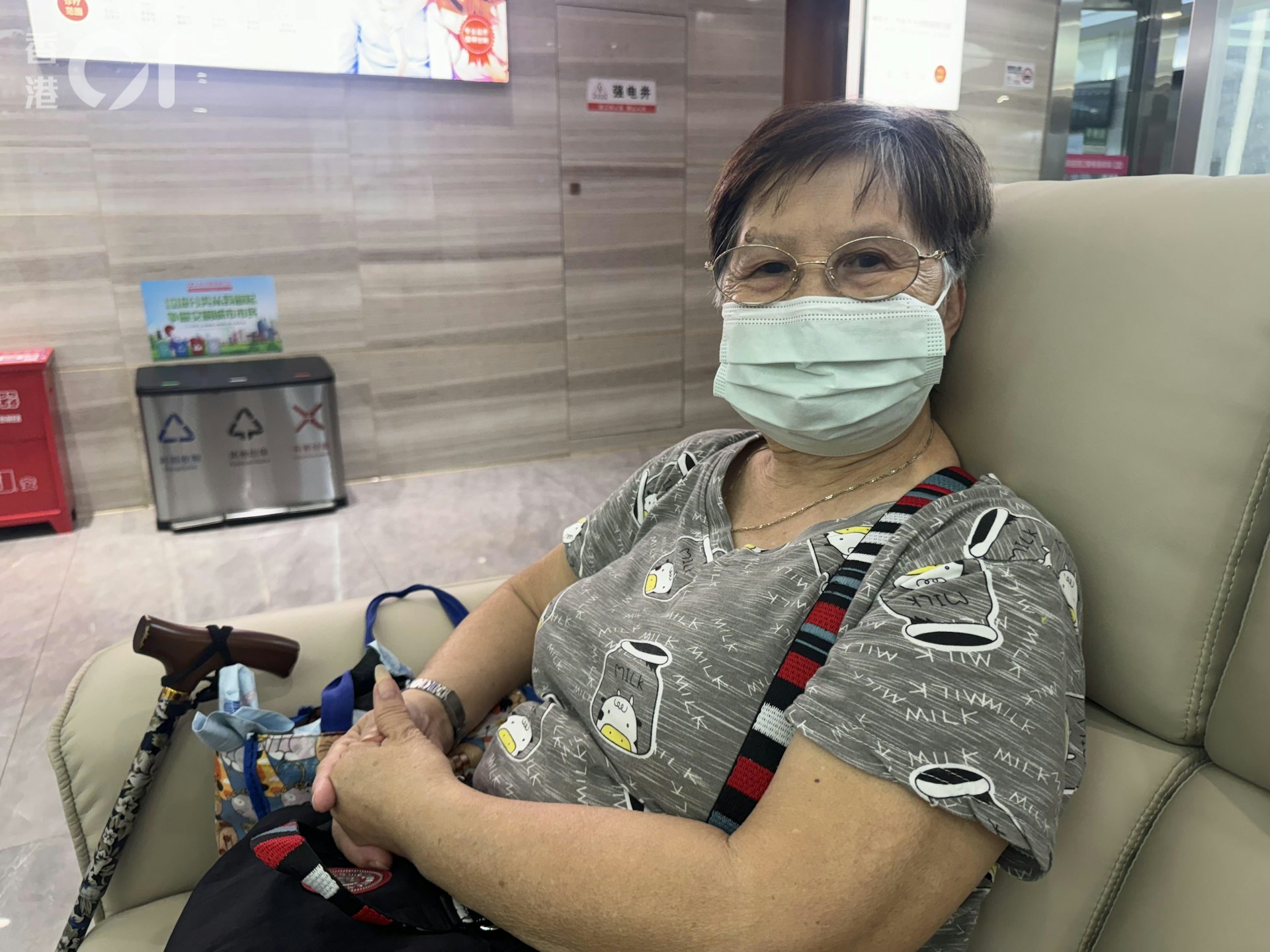 到牙科醫院鑲牙的劉婆婆表示,因為知道今起可以使用醫療券,特意在今日到深圳看診。(鄧宇詩攝)