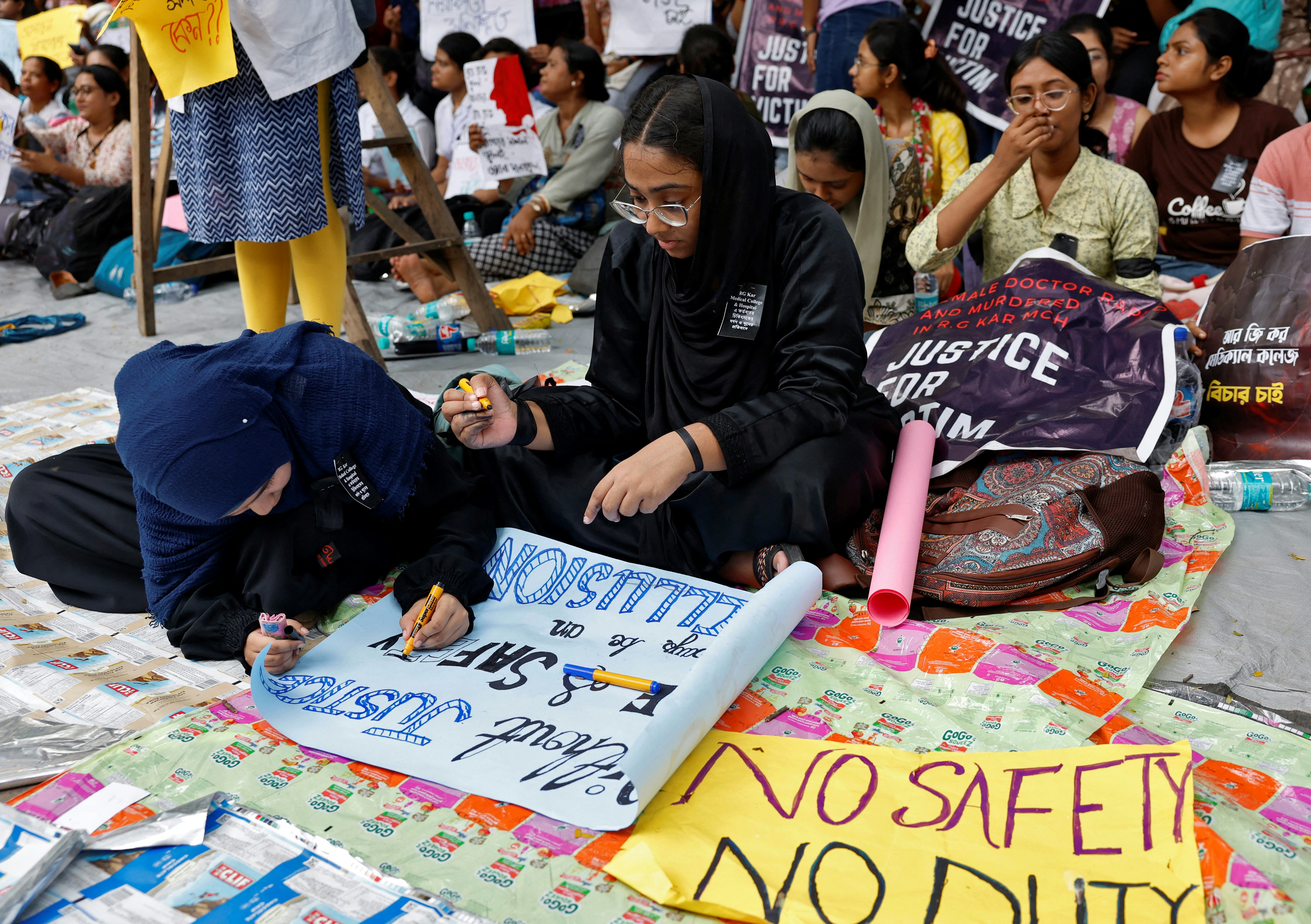 8月13日，印度加爾各答R G Kar 醫學院和醫院的醫生、護理人員和醫科學生聚集在一起，參加一場抗議活動，抗議女實習醫生被強姦和謀殺的事件。(Reuters)