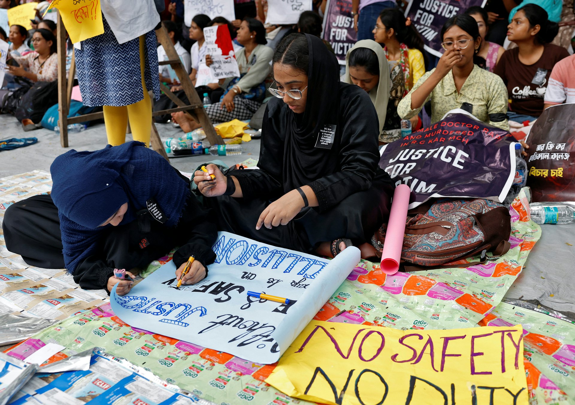 8月13日,印度加爾各答R G Kar 醫學院和醫院的醫生、護理人員和醫科學生聚集在一起,參加一場抗議活動,抗議女實習醫生被強姦和謀殺的事件。(Reuters)