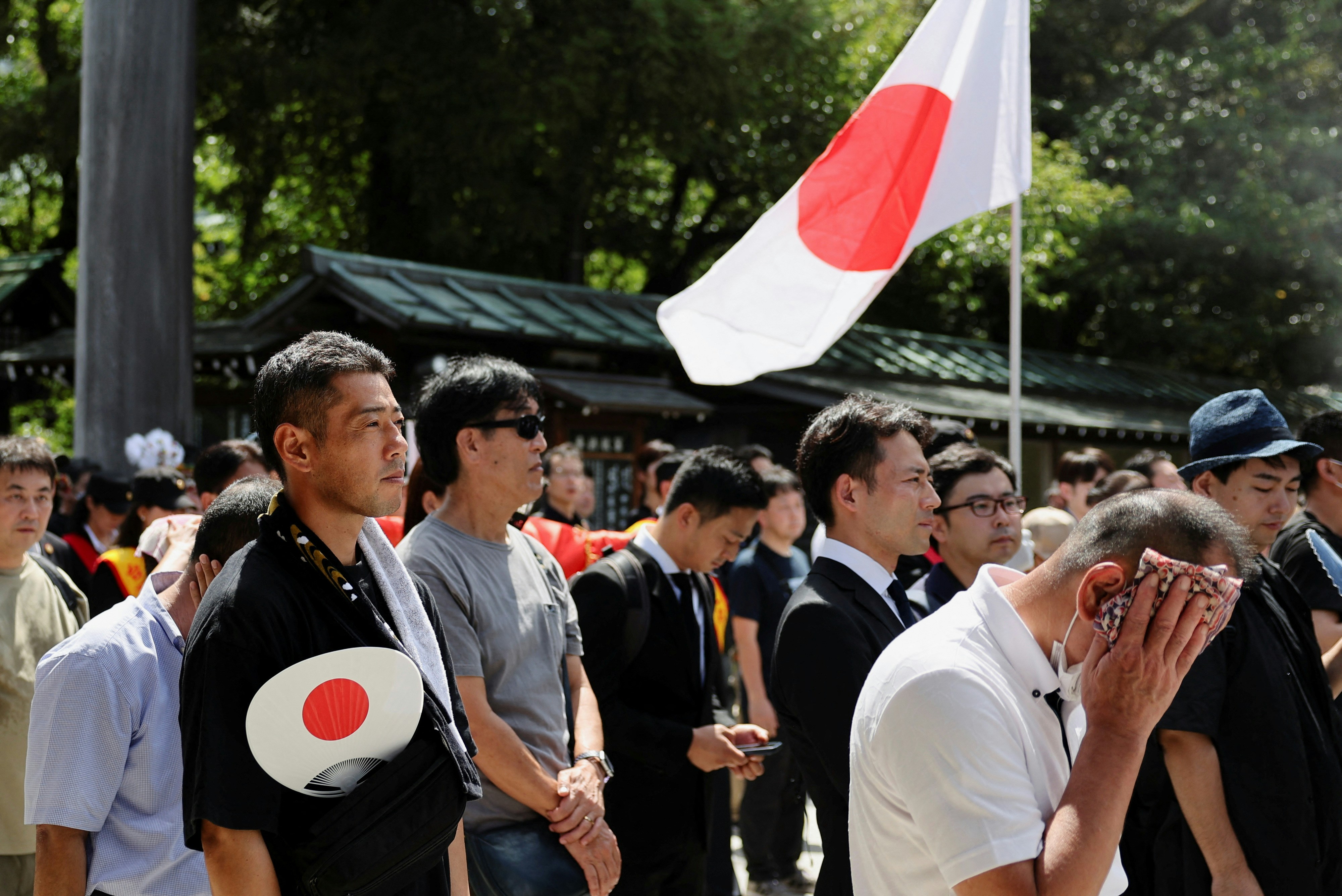 2024年8月15日是二戰79周年紀念日，圖為人們在排隊等待參拜靖國神社。（Reuters）