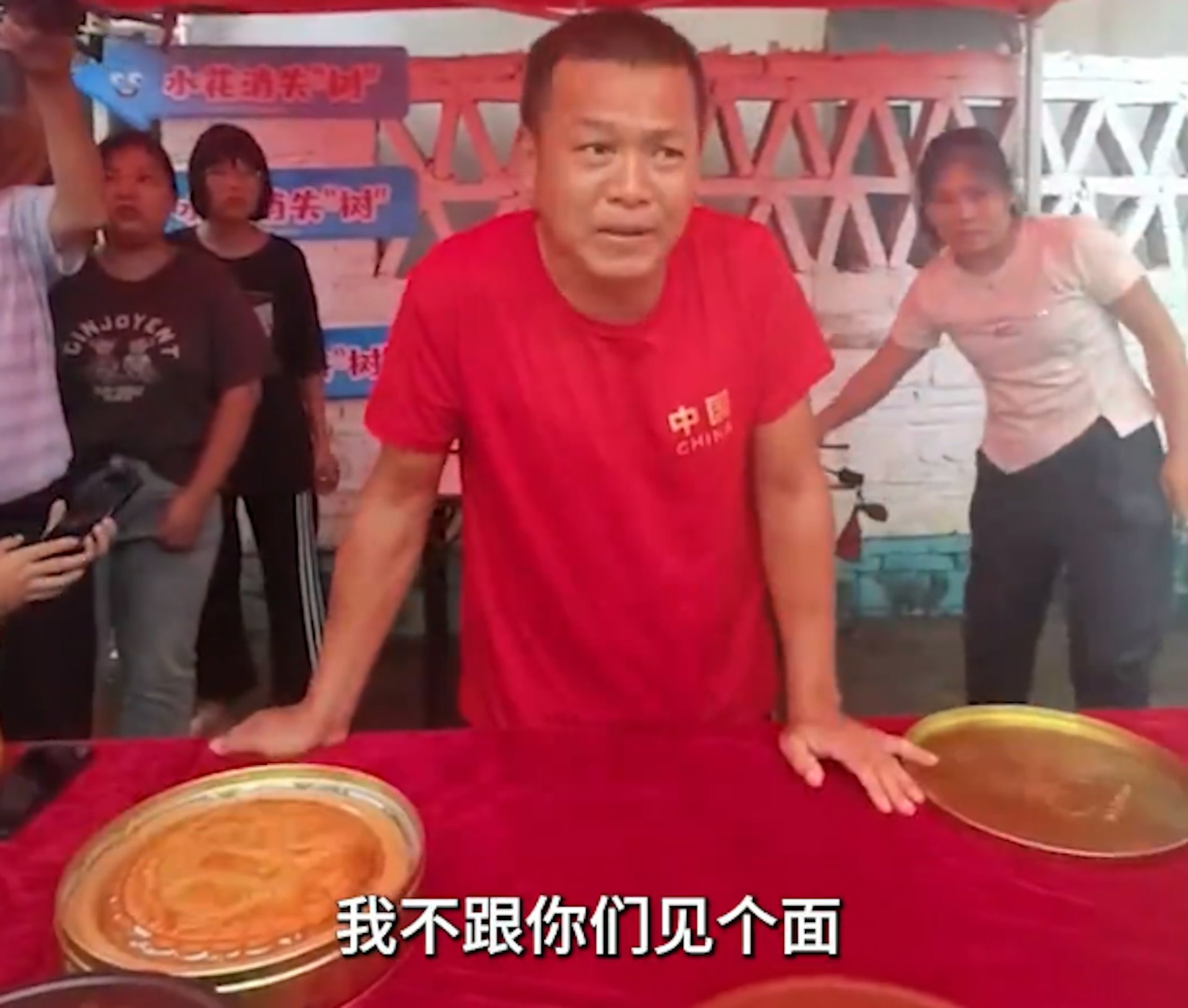 全紅嬋的父親在家門口擺攤,免費請遊客吃月餅。(九派新聞) 全紅嬋的父親在家門口擺攤,免費請遊客吃月餅。(九派新聞)