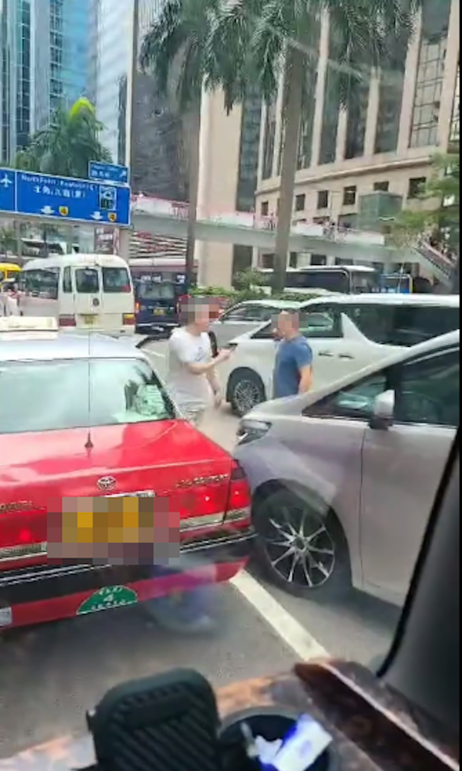 2名男子停車後在行車線上爭執,二人激動「爆粗」指罵。(網上影片截圖) 2名男子停車後在行車線上爭執,二人激動「爆粗」指罵。(網上影片截圖)