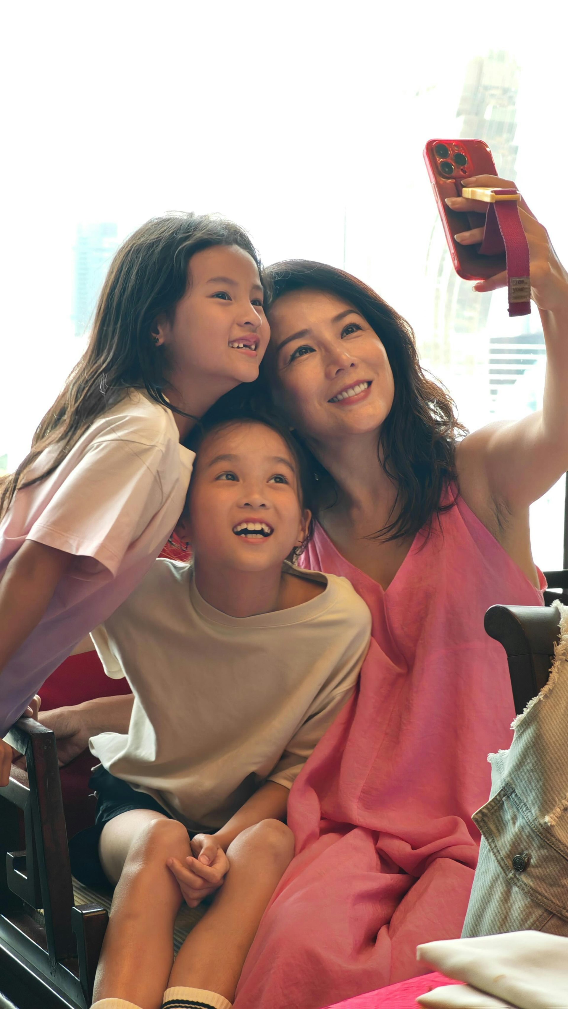 吳文忻兩女入讀星二代知名私立小學五官標緻文武全才曾演微電影