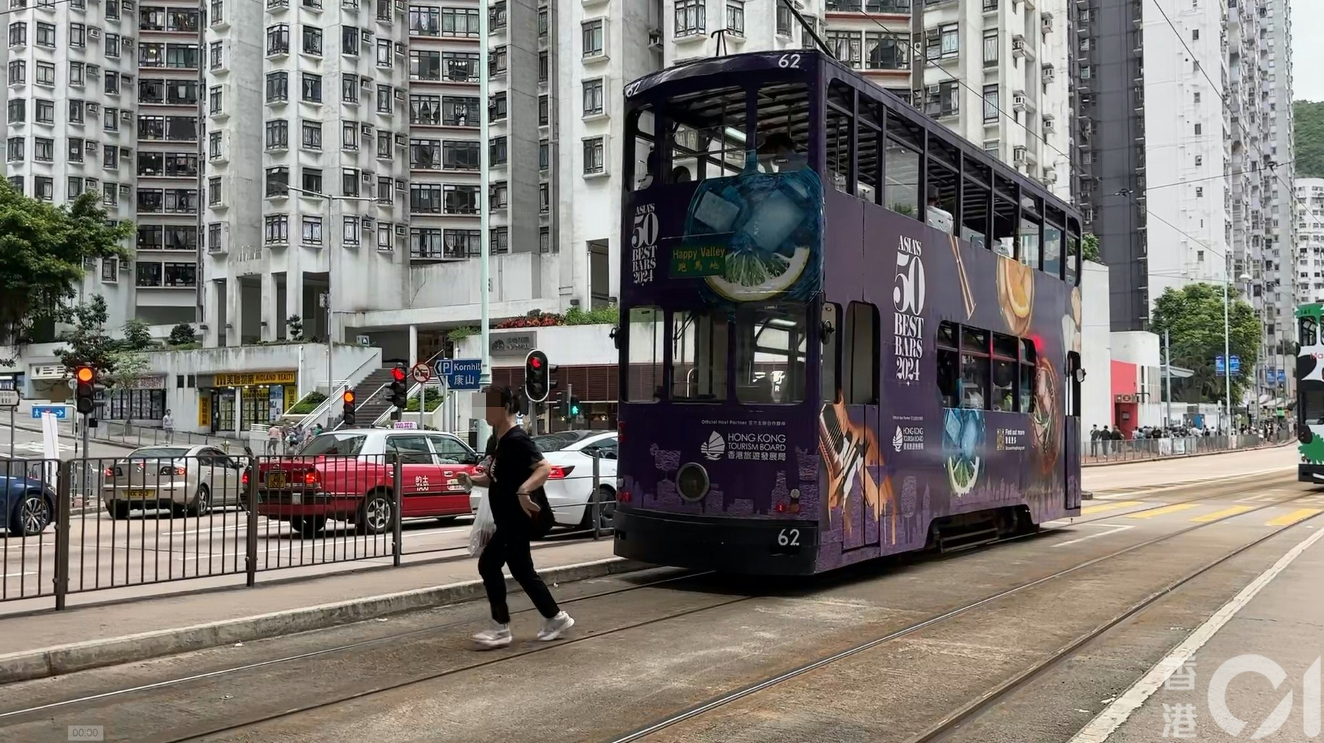 堅尼地城車禍︱巡視黑點直擊違規險象有家長拖小孩行落電車路