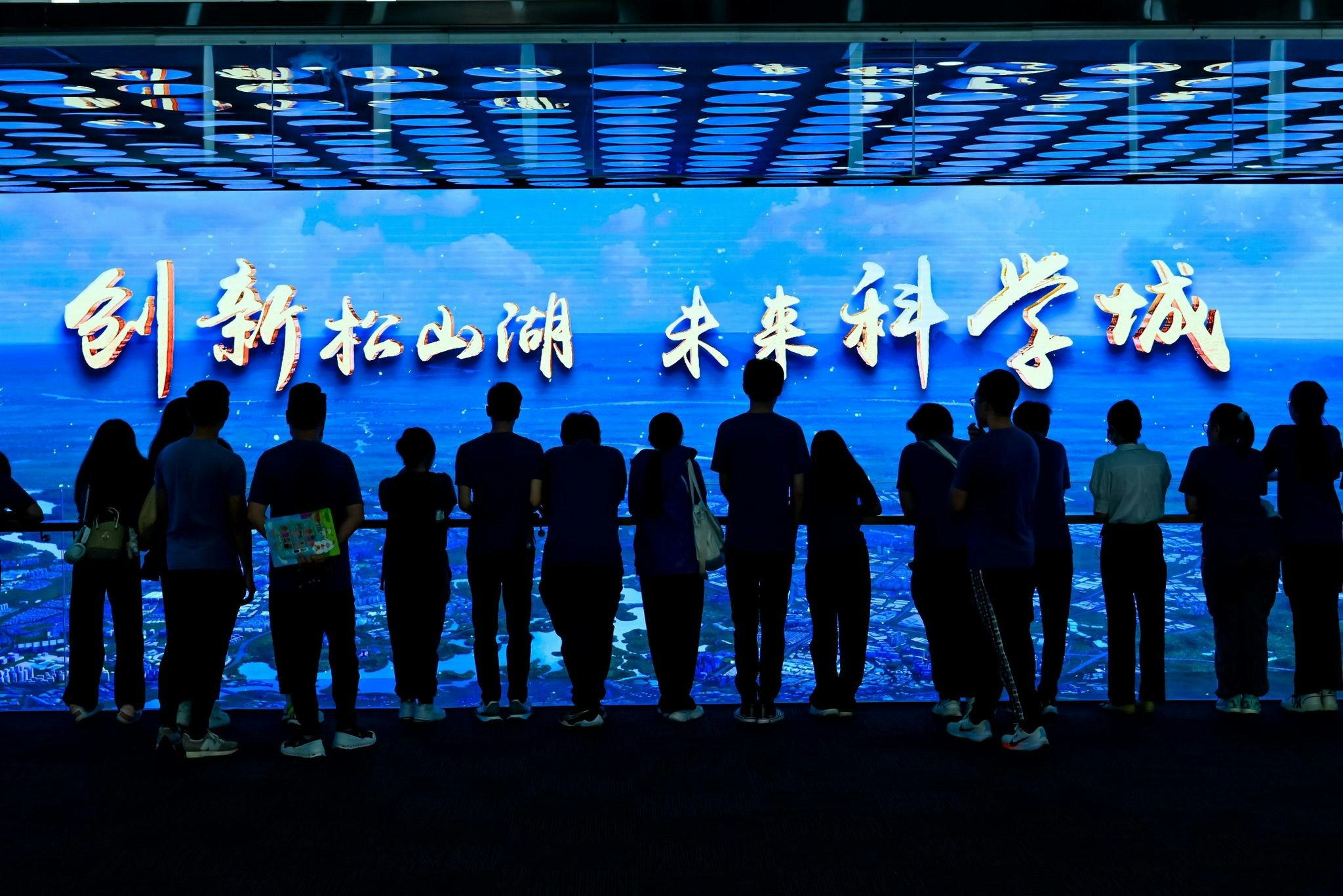 警方毒品調查科禁毒領袖學院，昨日至今日（15至16日）舉辦「同行禁毒」深港兩地青年禁毒文化交流活動，由深圳市公安局禁毒支隊及香港深圳青年總會傾力協辦。（警方圖片）