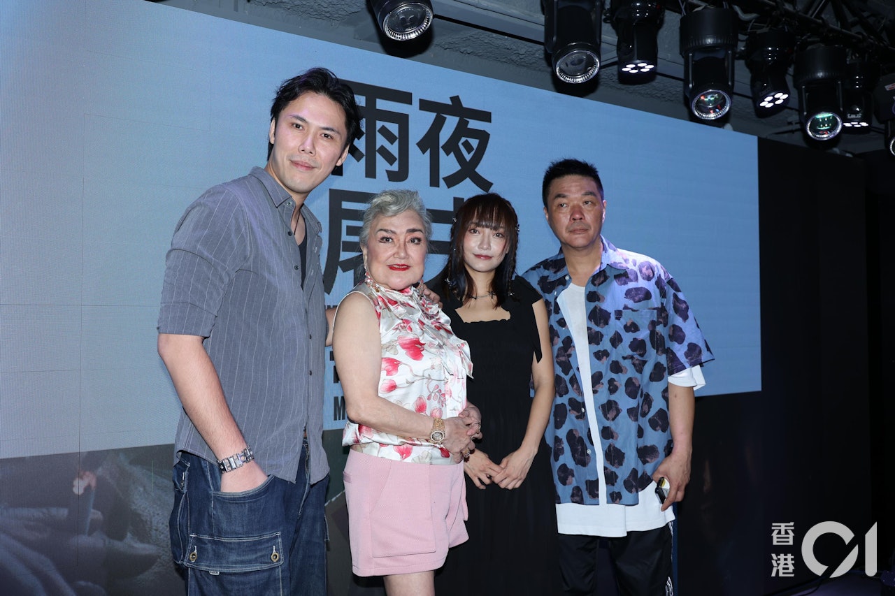《雨夜屠夫》今日舉行發布會,導演鄧東明(右一)攜同霍哥、邵音音與雪兒(左起)等一眾主演亮相。(葉志明 攝) 《雨夜屠夫》今日舉行發布會,導演鄧東明(右一)攜同霍哥、邵音音與雪兒(左起)等一眾主演亮相。(葉志明 攝)
