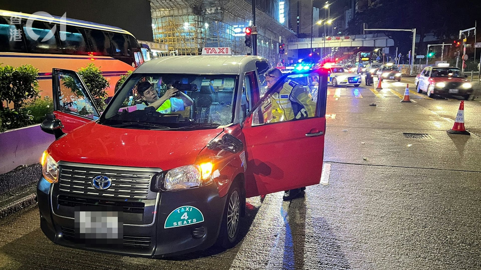 車禍發生於8月18日晚上,警方事後檢查的士「車CAM」了解。(李家傑攝) 車禍發生於8月18日晚上,警方事後檢查的士「車CAM」了解。(李家傑攝)