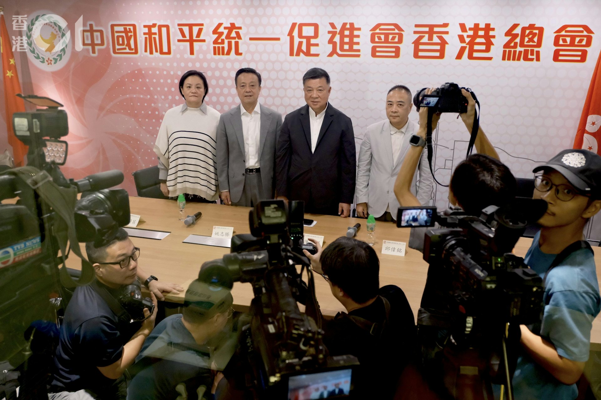 8月19日,「全球華僑華人促進中國和平統一大會」主辦方舉行記者會,出席的包括中國和平統一促進會香港總會會長姚志勝(右三)、執行會長陳亨利(右二)、榮譽會長邱偉銘(右一)。(盧翊銘攝) 8月19日,「全球華僑華人促進中國和平統一大會」主辦方舉行記者會,出席的包括中國和平統一促進會香港總會會長姚志勝(右三)、執行會長陳亨利(右二)、榮譽會長邱偉銘(右一)。(盧翊銘攝)