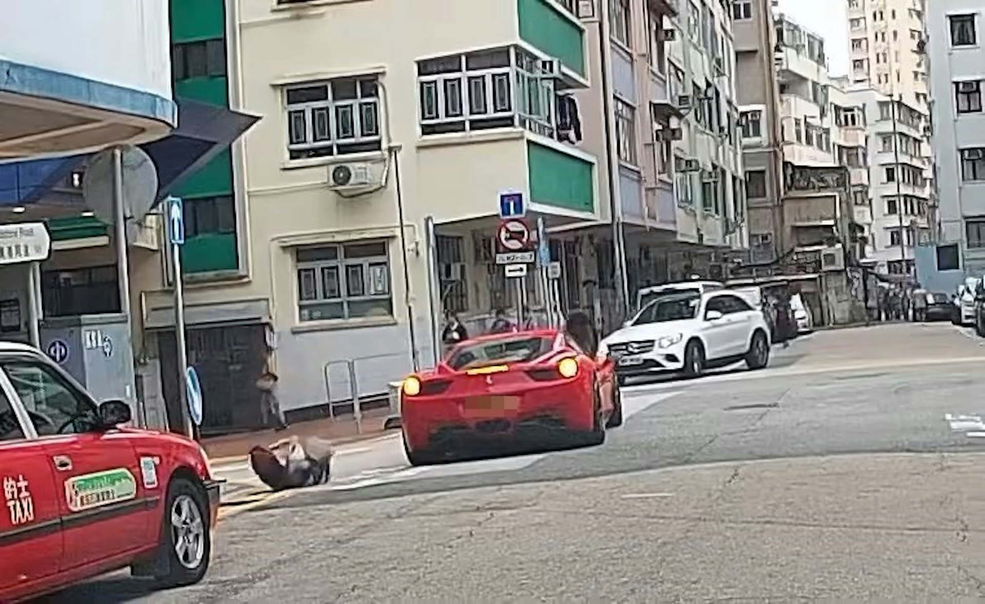 女事主被撞到倒地。(網上影片截圖)