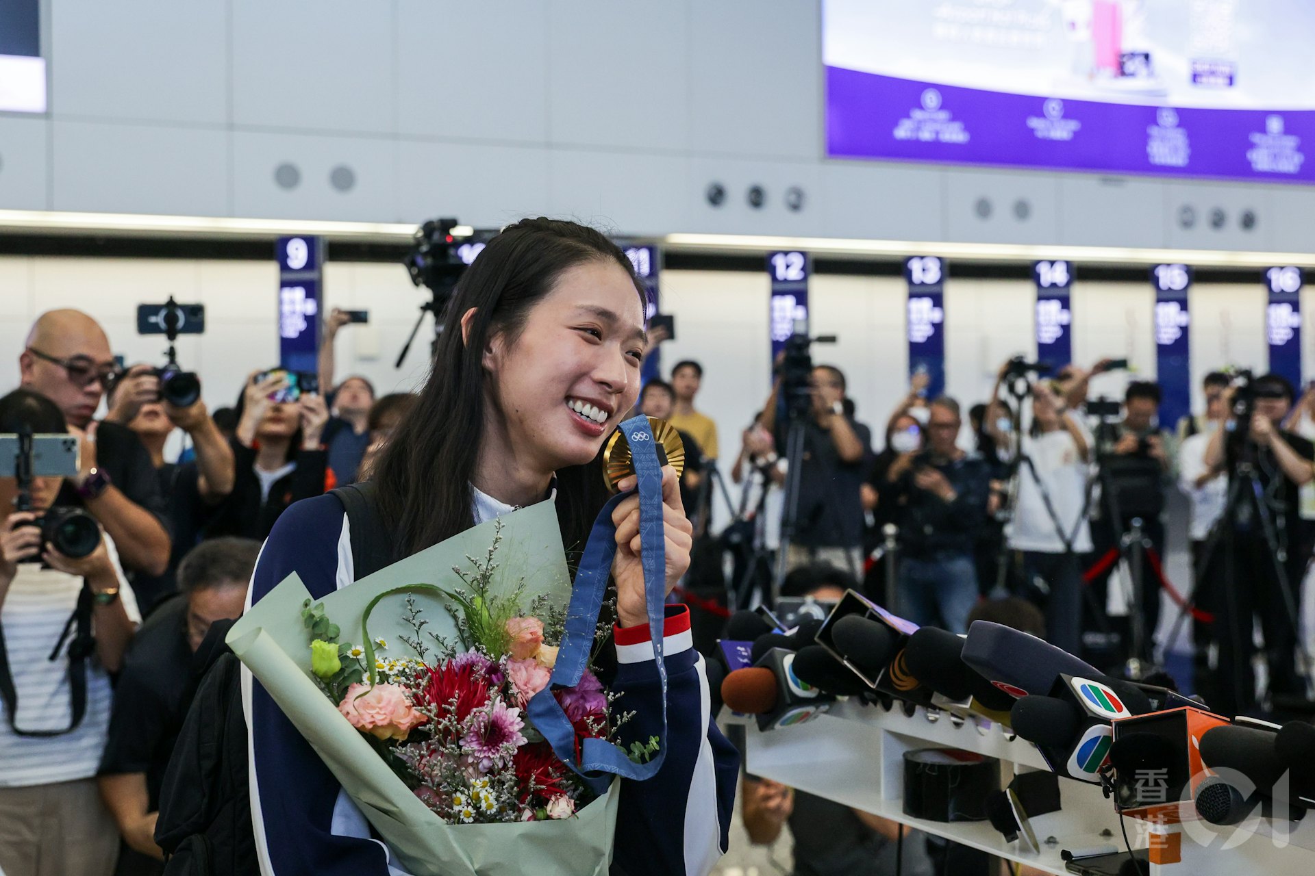 「劍后」江旻憓帶着巴黎奧運女子個人重劍金牌在8月1日凱旋返港。(蘇煒然攝) 「劍后」江旻憓帶着巴黎奧運女子個人重劍金牌在8月1日凱旋返港。(蘇煒然攝)