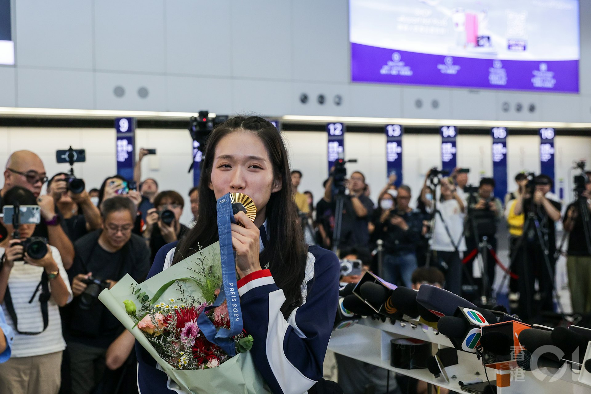 「劍后」江旻憓帶着巴黎奧運女子個人重劍金牌在8月1日凱旋返港。(蘇煒然攝) 「劍后」江旻憓帶着巴黎奧運女子個人重劍金牌在8月1日凱旋返港。(蘇煒然攝)