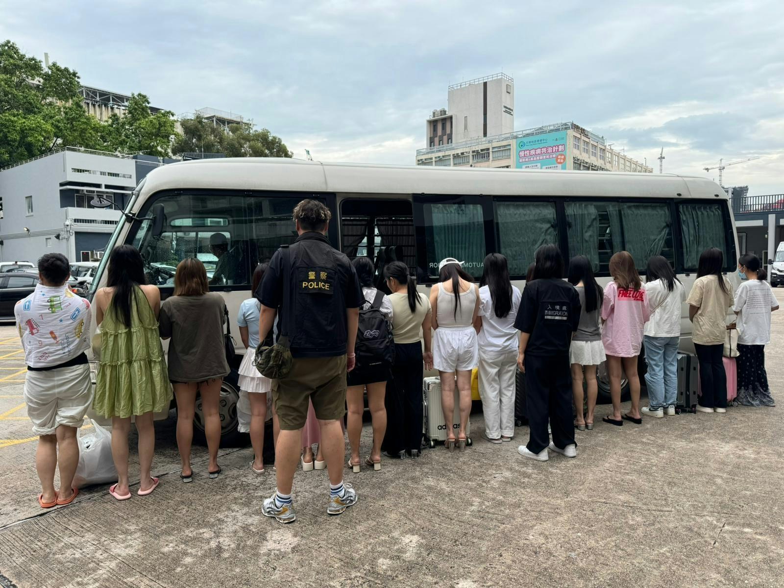 警方及入境處人員在元朗掃黃，31名內地女子被捕。(警方圖片)