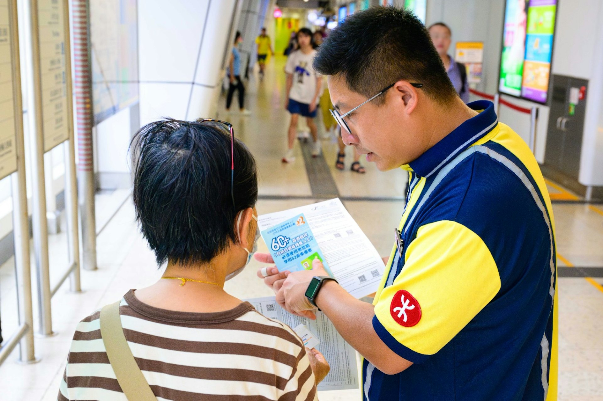 港鐵提醒長者2元乘車優惠的新安排及派發「樂悠咭」申請表。 港鐵提醒長者2元乘車優惠的新安排及派發「樂悠咭」申請表。