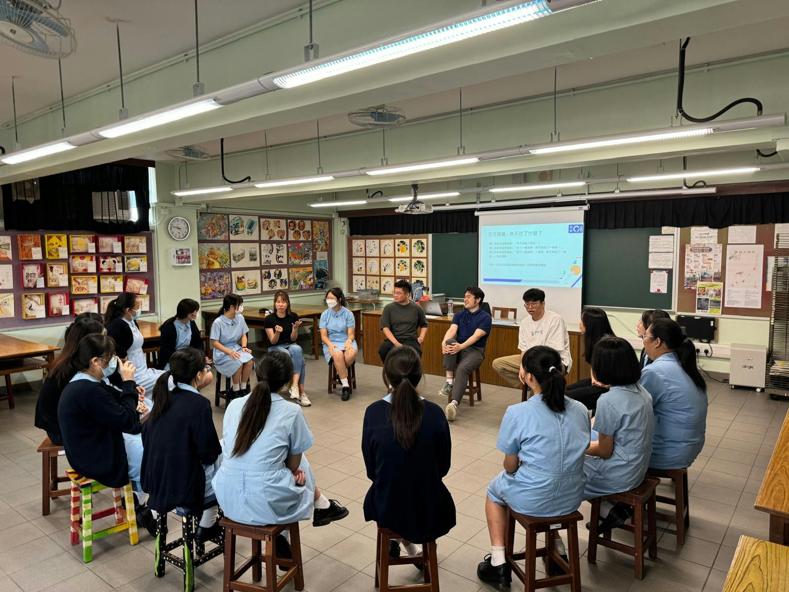 媒體資訊素養領袖訓練包括設計活動的理論，協助學生為同學設計媒體資訊素養展板和活動。