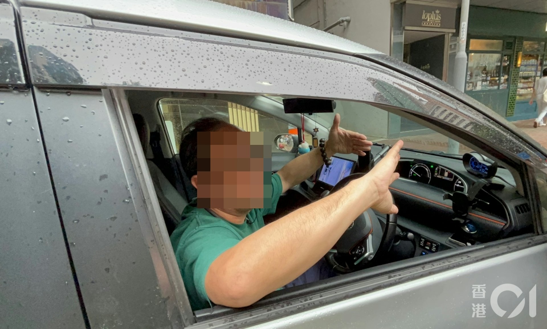 本日第二宗意外後,涉事七人車司機受訪,指緩衝不夠,任何司機都反應不到。(黃偉民攝) 本日第二宗意外後,涉事七人車司機受訪,指緩衝不夠,任何司機都反應不到。(黃偉民攝)