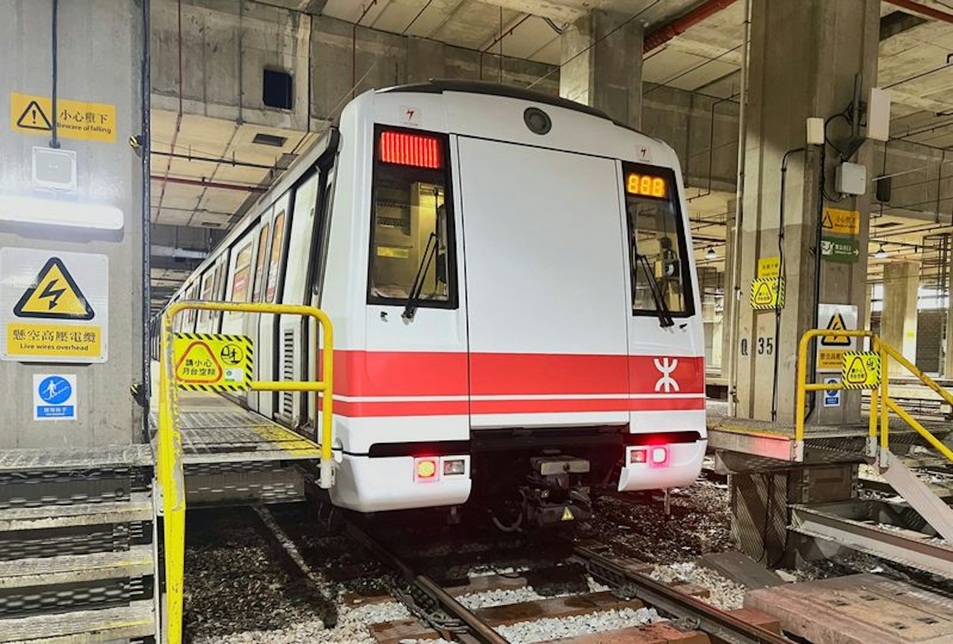 港鐵推出「復古」主題列車,復刻地鐵第一代載客列車。(港鐵提供圖片) 港鐵推出「復古」主題列車,復刻地鐵第一代載客列車。(港鐵提供圖片)