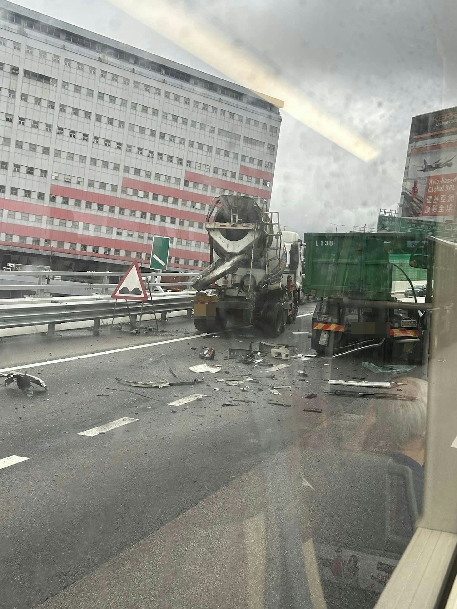 泥頭車車頭嚴重損毀、撞至變形,碎片散落路中。(車cam L(香港群組)/Tam Sam圖片) 泥頭車車頭嚴重損毀、撞至變形,碎片散落路中。(車cam L(香港群組)/Tam Sam圖片)