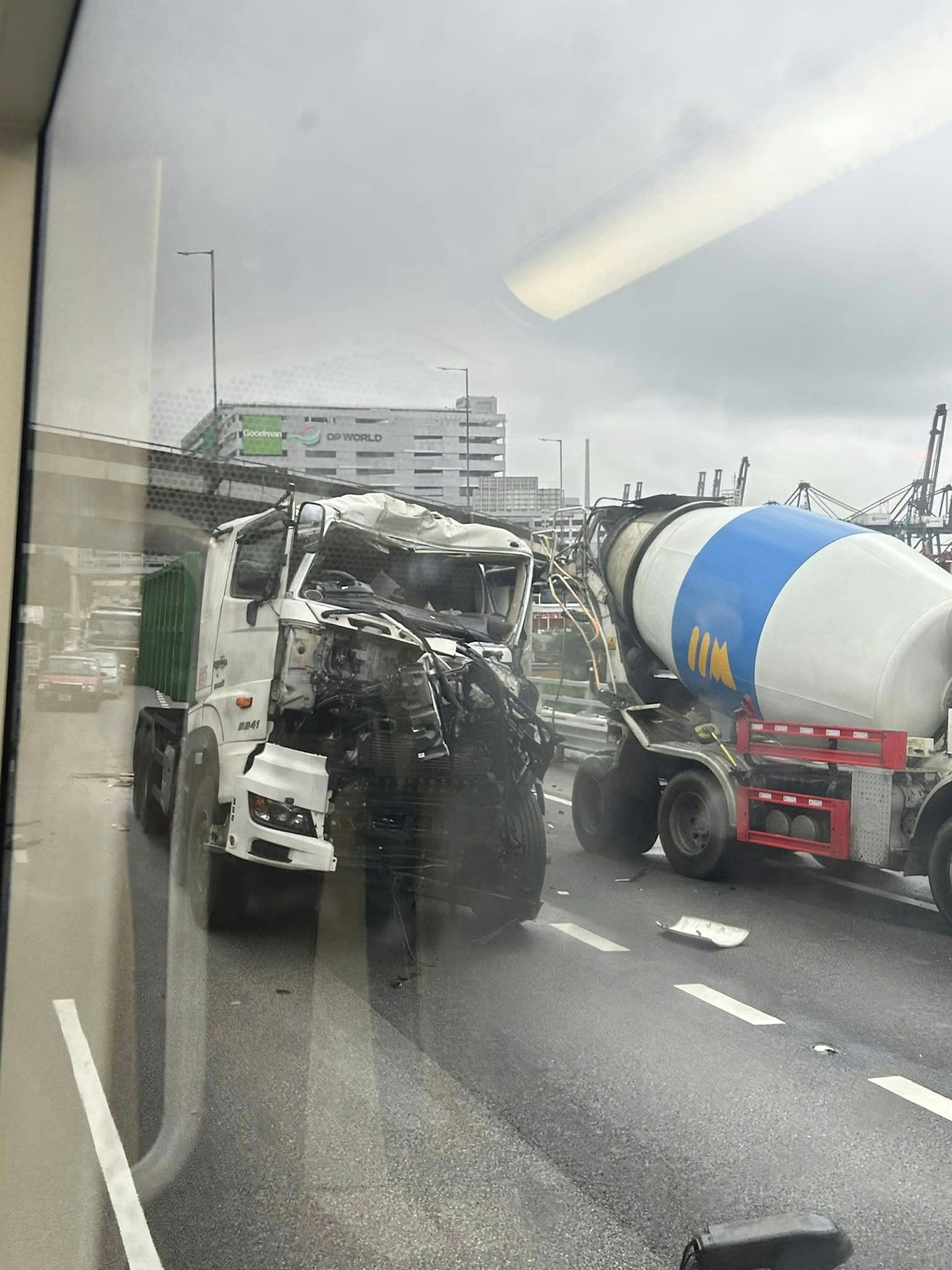 泥頭車車頭嚴重損毀、撞至變形,碎片散落路中。(車cam L(香港群組)/Tam Sam圖片) 泥頭車車頭嚴重損毀、撞至變形,碎片散落路中。(車cam L(香港群組)/Tam Sam圖片)