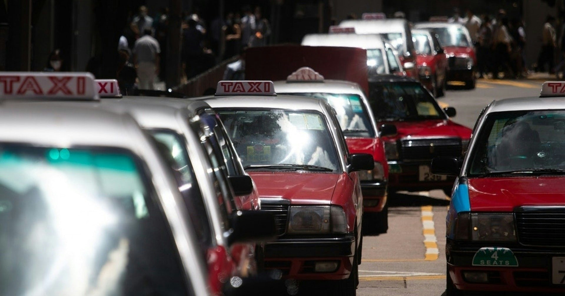 根據《道路交通(公共服務車輛)規例》(第374D章)第55(1)條，拾獲遺留在的士上之財物的任何司機，或任何獲交給該財物的人，須在6小時內將該財物以他拾獲或獲交給該財物時的原狀送交警署。（資料圖片）