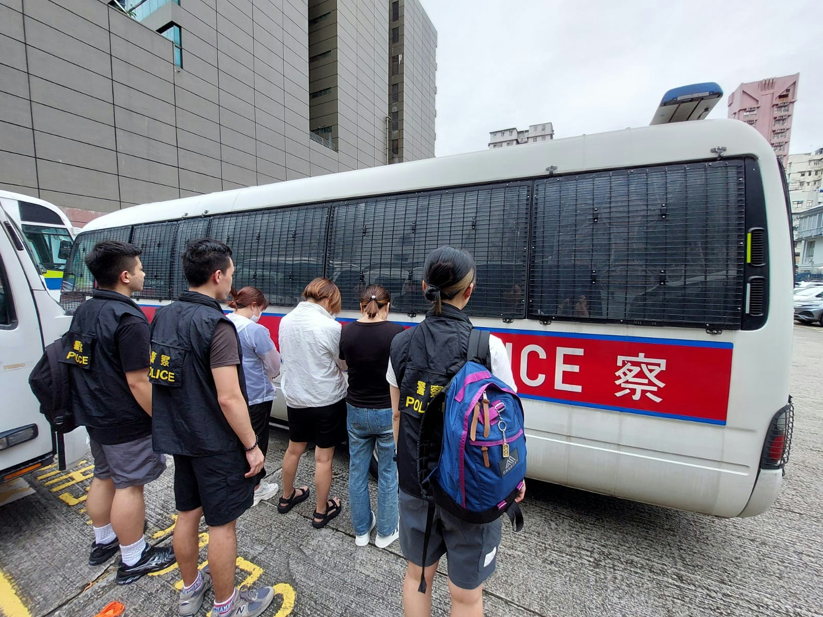 警深水埗元州街搗無牌按摩院　拘3婦檢按摩油及毛巾