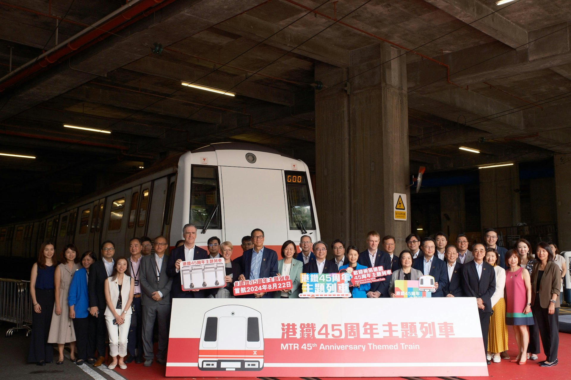 運輸及物流局副局長廖振新、港鐵公司行政總裁金澤培及一眾港鐵管理層主持列車揭幕典禮。(盧翊銘攝) 運輸及物流局副局長廖振新、港鐵公司行政總裁金澤培及一眾港鐵管理層主持列車揭幕典禮。(盧翊銘攝)