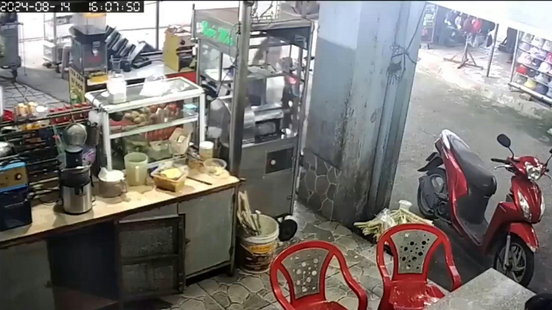 越南果汁飲料店一名女子外套意外被機器捲入,整個人更被甩了一圈,所幸丈夫及時趕來關閉電源,才保住了手臂。(X@TaraBull808) 越南果汁飲料店一名女子外套意外被機器捲入,整個人更被甩了一圈,所幸丈夫及時趕來關閉電源,才保住了手臂。(X@TaraBull808)