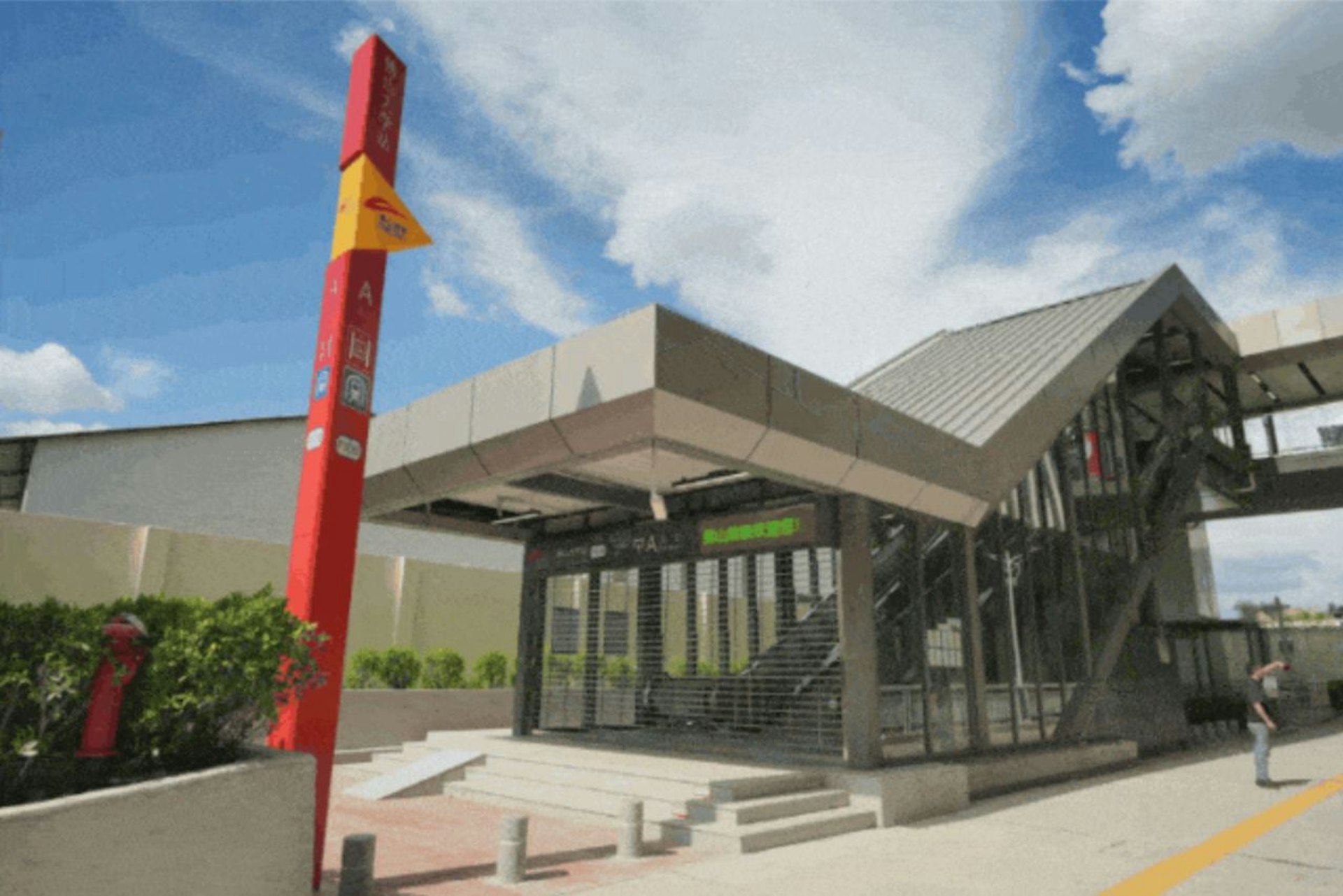 佛山大學站A、B出口(佛山吃喝玩樂蒲提供) 佛山大學站A、B出口(佛山吃喝玩樂蒲提供)