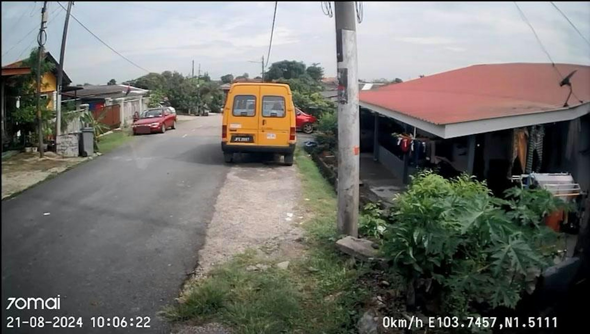 女事主被1輛紅色車尾隨,對方跟到去她住所附近。(fb影片截圖) 女事主被1輛紅色車尾隨,對方跟到去她住所附近。(fb影片截圖)
