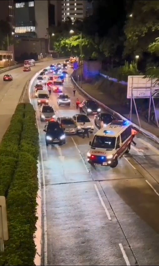 可疑銀色私家車被大批警員擎槍包圍。（網上片段截圖）