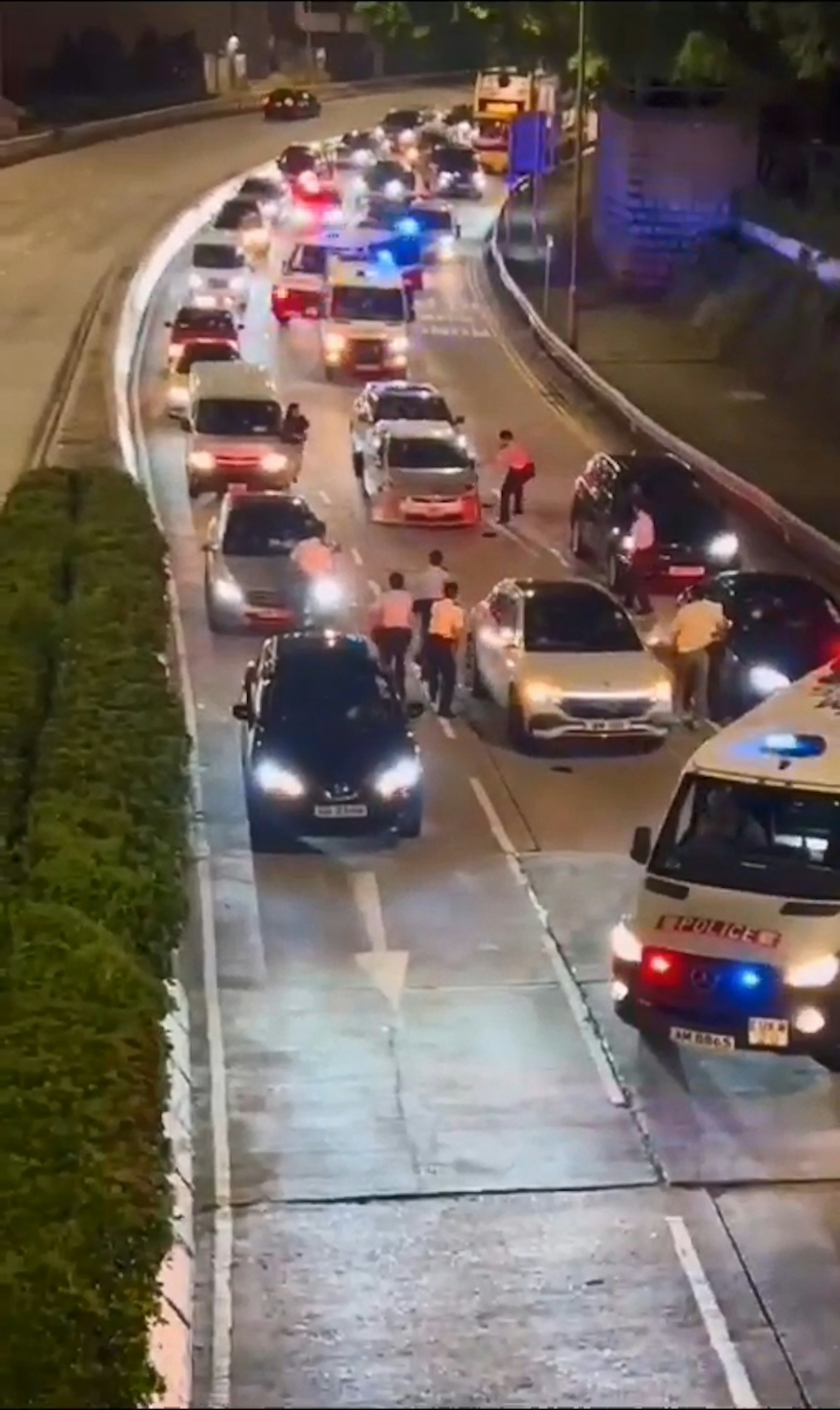 銀色私家車倒後撞到一名男警及另一部車。(網上片段截圖)