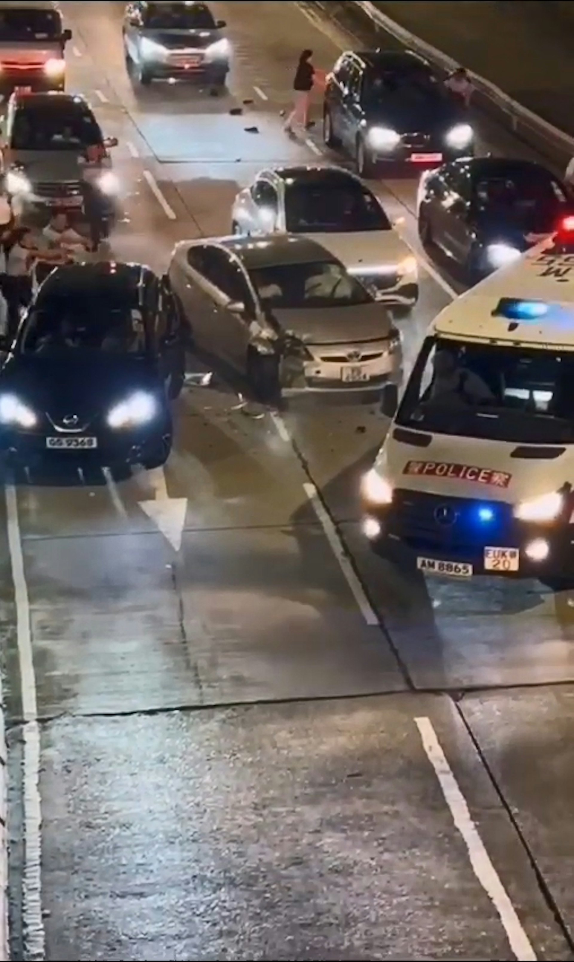 銀色車如碰碰車般連撞多部車。(網上片段截圖)