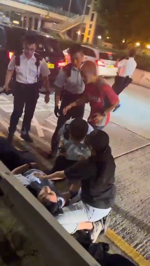 捱撞男警受傷倒地，多名同袍上前施救。（網上片段截圖）