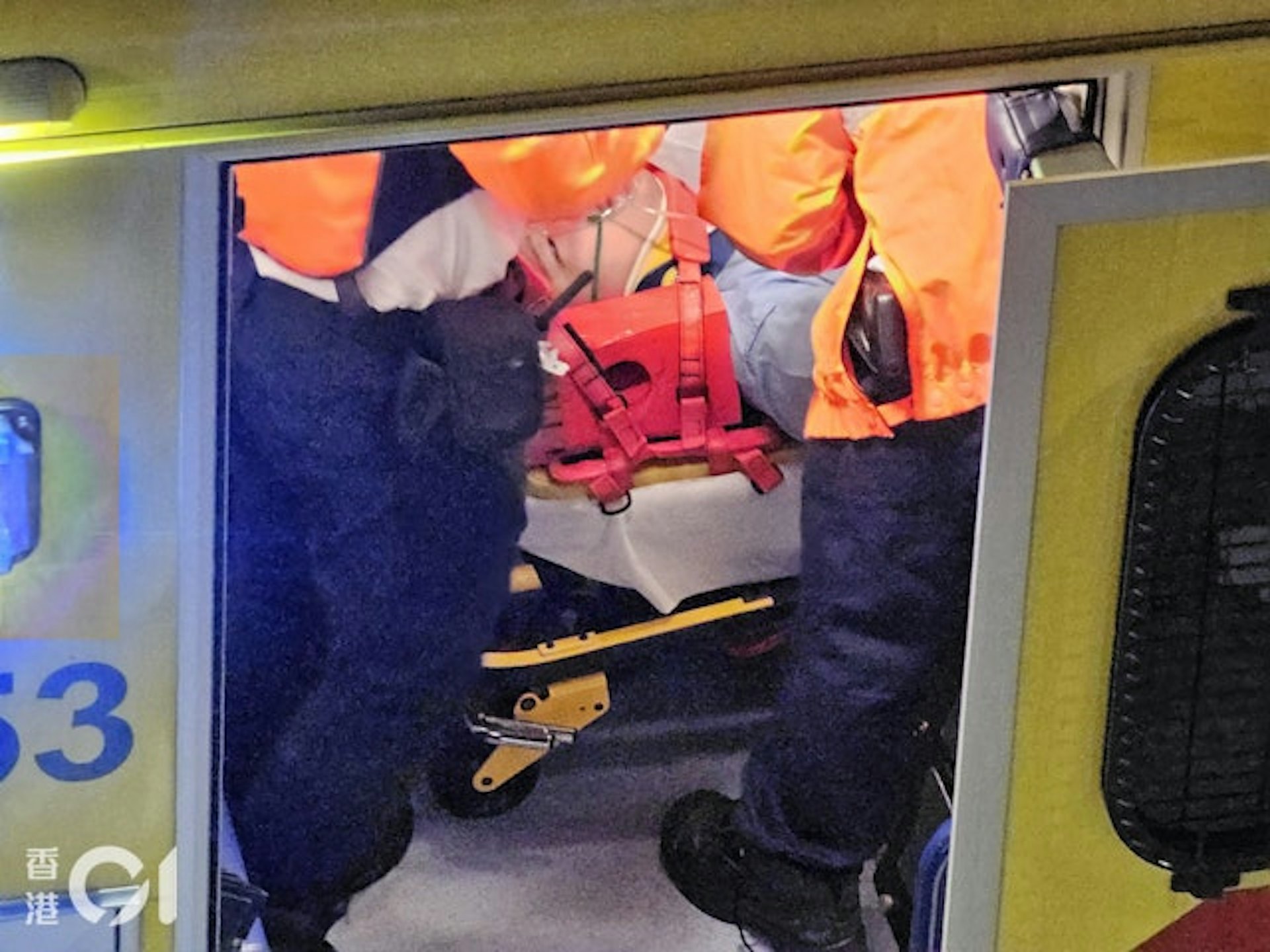 何文田公主道追截可疑車,一名男警受傷,戴上頸箍及氧氣罩送院。(鄧海興攝) 何文田公主道追截可疑車,一名男警受傷,戴上頸箍及氧氣罩送院。(鄧海興攝)