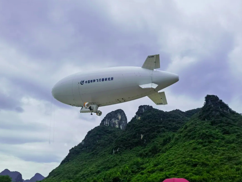 中國航空工業集團自主研製的「祥雲」AS700載人飛艇。（人民日報）