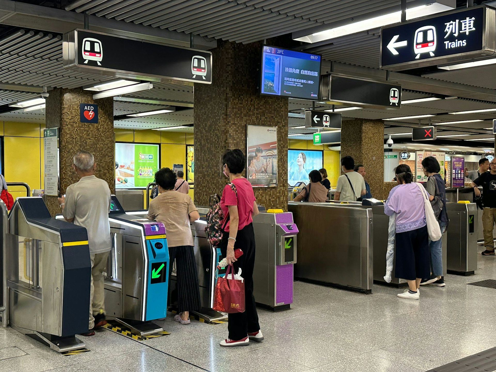 60歲或以上香港居民必須使用「樂悠咭」才可享用2元乘車優惠。(鍾蒨宜攝) 60歲或以上香港居民必須使用「樂悠咭」才可享用2元乘車優惠。(鍾蒨宜攝)