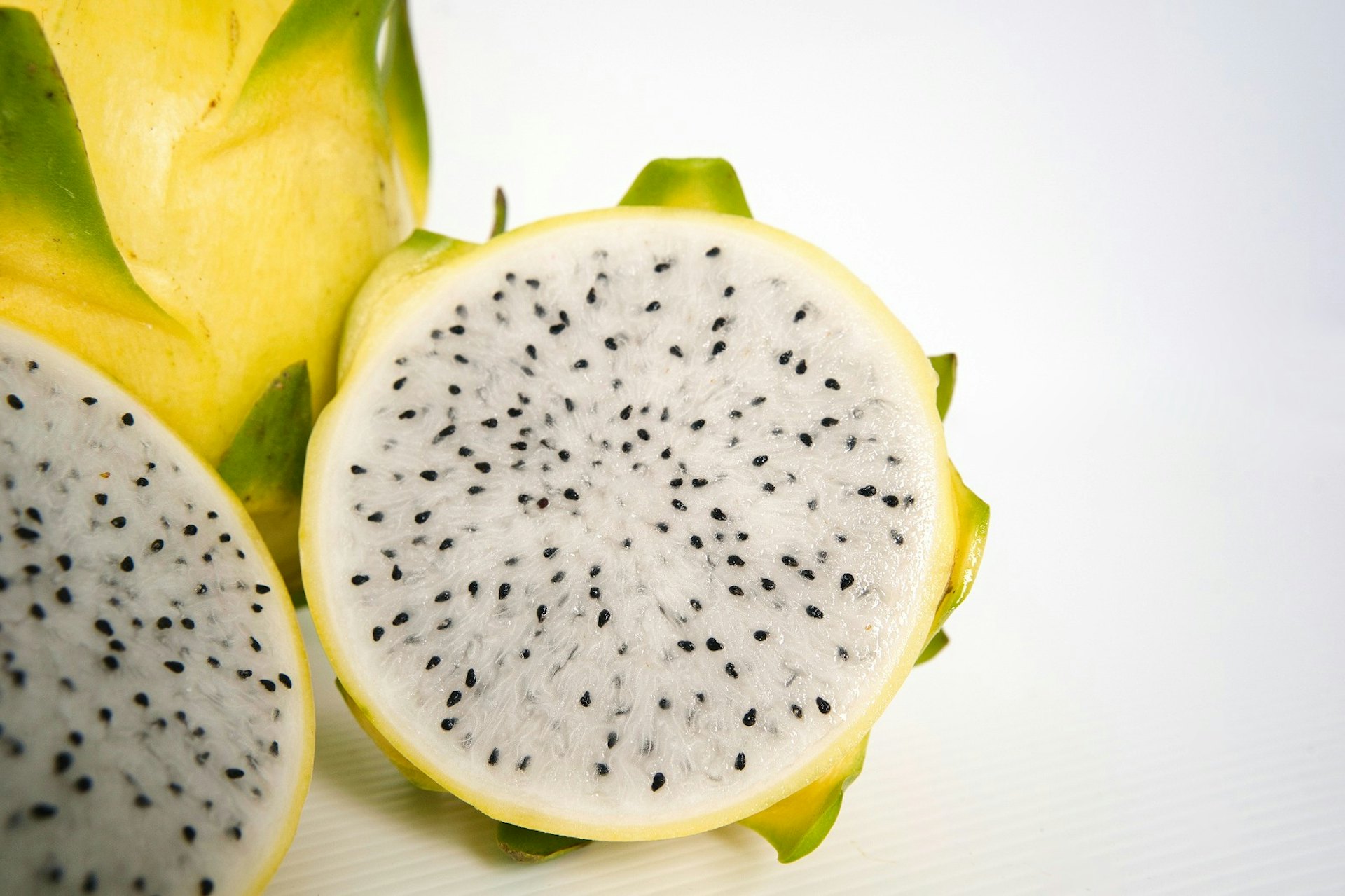 黃龍果的種子與一般火龍果無異。(photo AC) 黃龍果的種子與一般火龍果無異。(photo AC)