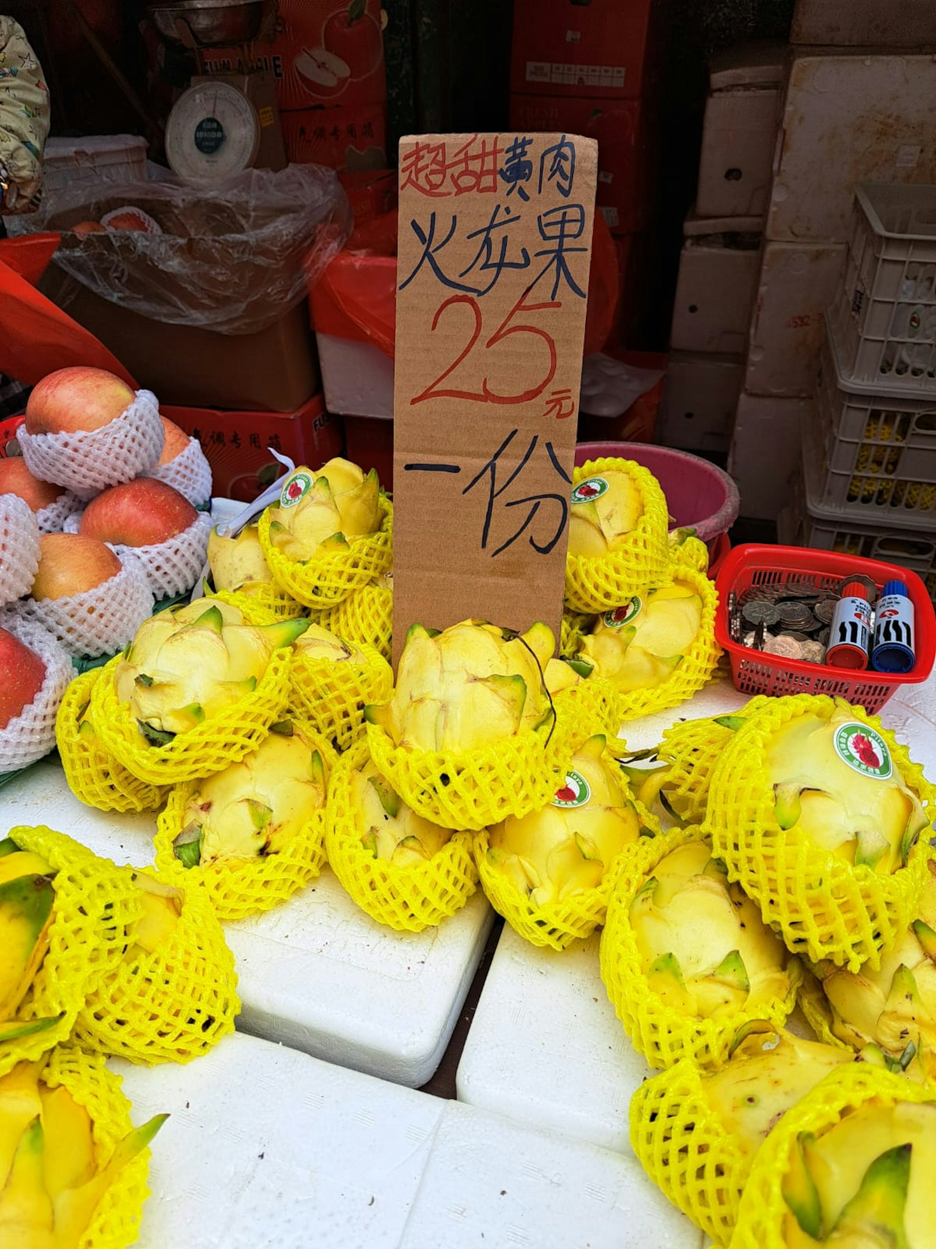 旺角街市有不少攤檔出售「黃肉」火龍果,其實是黃皮白肉的火龍果。(鄒家鳳攝) 旺角街市有不少攤檔出售「黃肉」火龍果,其實是黃皮白肉的火龍果。(鄒家鳳攝)