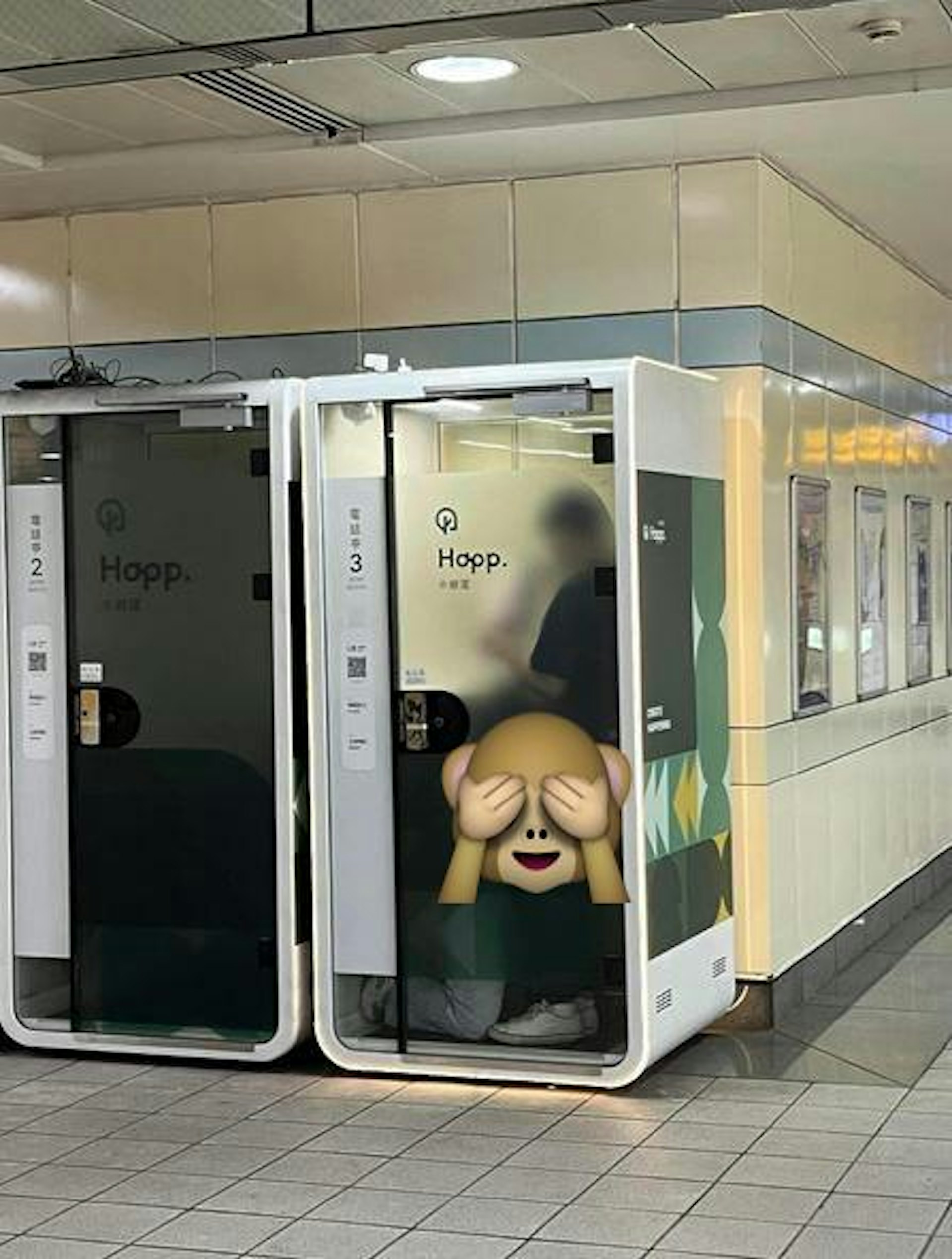 台灣近日瘋傳照片及影片,指台北捷運1個電話亭內有情侶疑似正在「愛愛」口交。(網上圖片) 台灣近日瘋傳照片及影片,指台北捷運1個電話亭內有情侶疑似正在「愛愛」口交。(網上圖片)