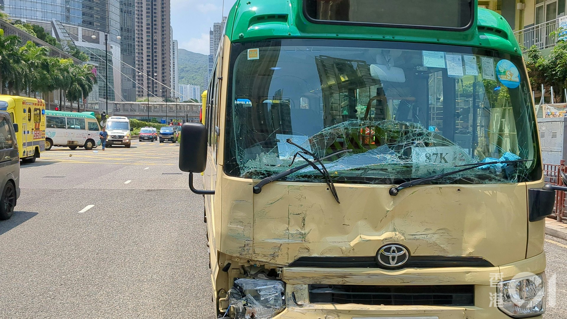綠色小巴車頭損毀,擋風玻璃破裂。(黃偉民攝) 綠色小巴車頭損毀,擋風玻璃破裂。(黃偉民攝)