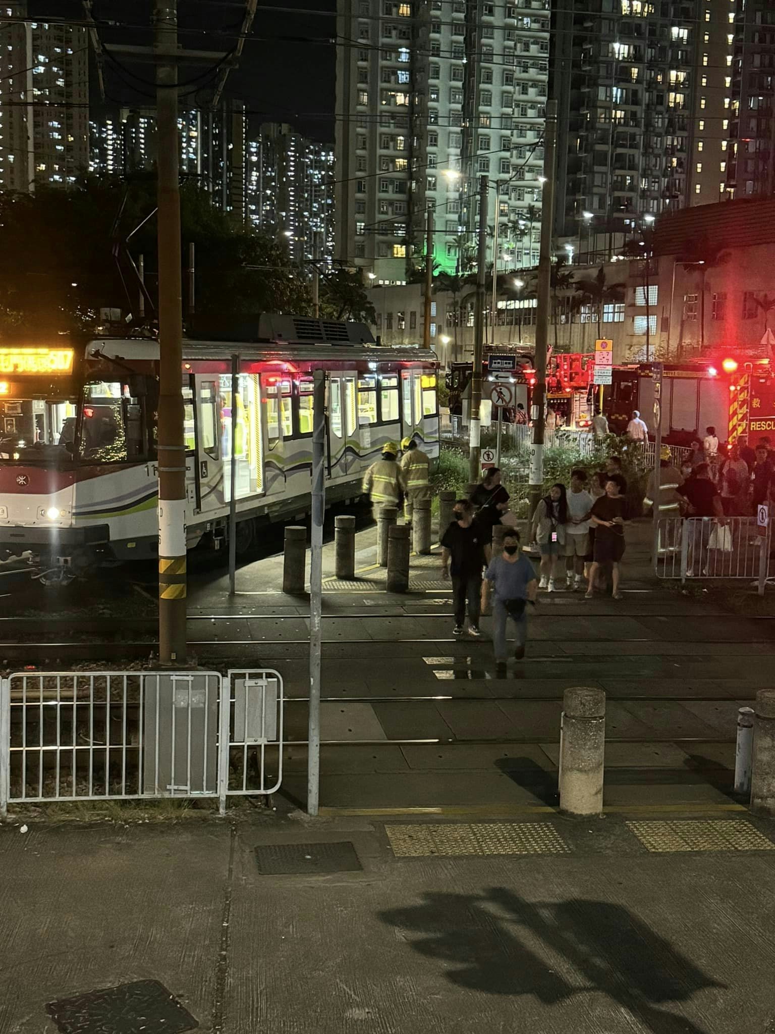 一列輕鐵在屯門田景站撞到一名女途人。（良景居民 Facebook群組/Yumi Mi Kwok）