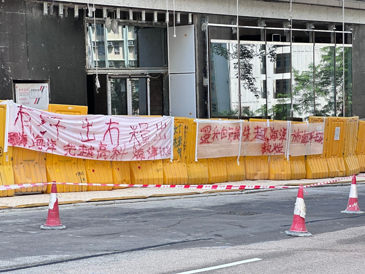 高超道一建築地盤有工人追薪。(網民Teammark Hing上傳至油塘人之家) 高超道一建築地盤有工人追薪。(網民Teammark Hing上傳至油塘人之家)